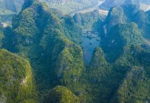 Quần thể danh thắng Tràng An từ trên cao. (Ảnh: Minh Đức/TTXVN)