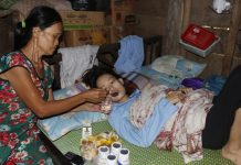 Tuổi đôi mươi… nghiệt ngã Từ khi về nhà, mọi sinh hoạt cá nhân của Hiền đều nhờ mẹ giúp đỡ.