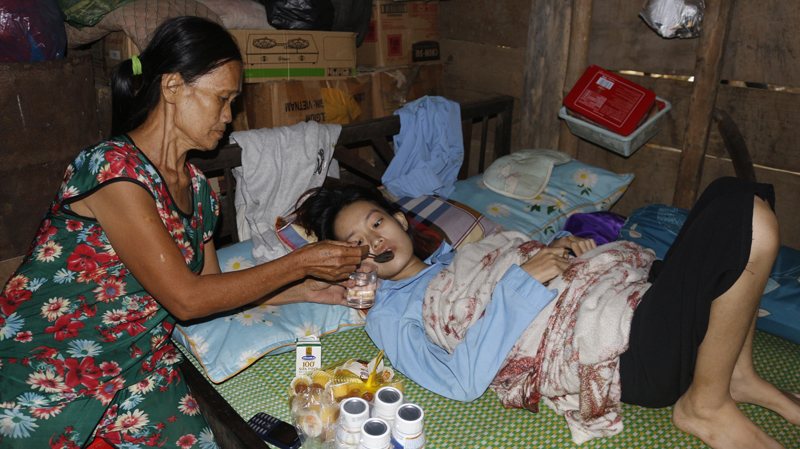 Từ khi về nhà, mọi sinh hoạt cá nhân của Hiền đều nhờ mẹ giúp đỡ.