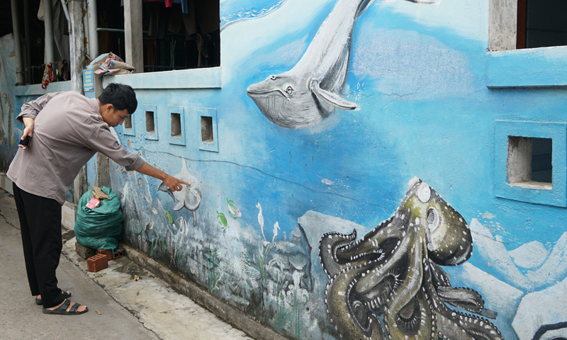 Nhiều bức tranh ở cung đường bích họa Cảnh Dương đãphai màu, bong tróc và loang lổ rong rêu.