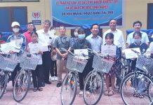 Trao 40 xe lăn, xe lắc và xe đạp cho người khuyết tật, học sinh nghèo Toàn cảnh đại diện Hội IMAYA (Nhật Bản) trao quà cho người khuyết tật và học sinh nghèo Quảng Bình