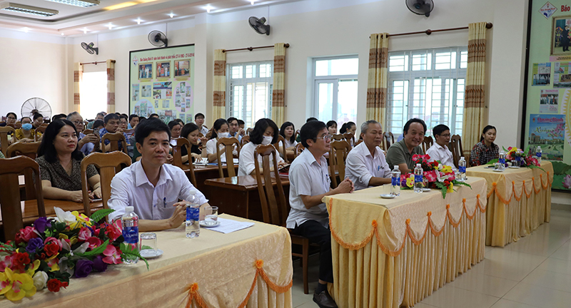 Các đại biểu dự khai giảng khóa bồi dưỡng.