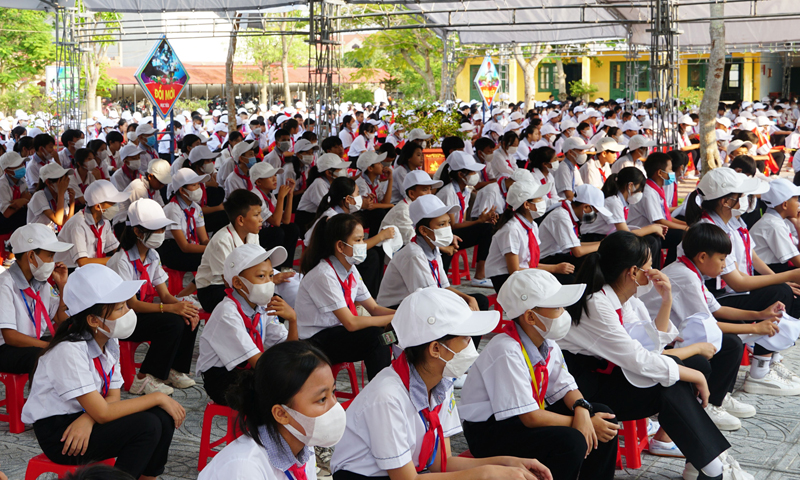 Tạo điều kiện tốt nhất để HSSV tham gia và thụ hưởng các chính sách BHYT .(Trong ảnh: HS Trường THCS Quảng Xuân trong ngày khai giảng năm học mới 2022-2023).