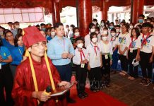 Đại biểu thiếu nhi tìm hiểu truyền thống hiếu học và văn hóa các dân tộc Việt Nam Các đại biểu dâng hương tại Văn Miếu - Quốc Tử Giám. Ảnh: Ban tổ chức - TTXVN phát