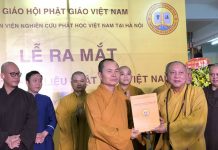 Hòa thượng Ts Thích Gia Quang - Phó Chủ tịch Hội đồng Trị sự, Viện trưởng Phân viện Nghiên cứu Phật học Việt Nam tại Hà Nội trao Quyết định cho các ủy viên Trung tâm tư liệu Phật giáo Việt Nam.