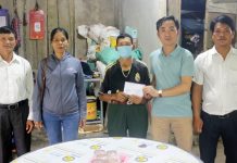 Phóng viên Báo Quảng Bình và đại diện chính quyền địa phương trao tiền hỗ trợ cho gia đình em Dương Thị Thu Hiền.