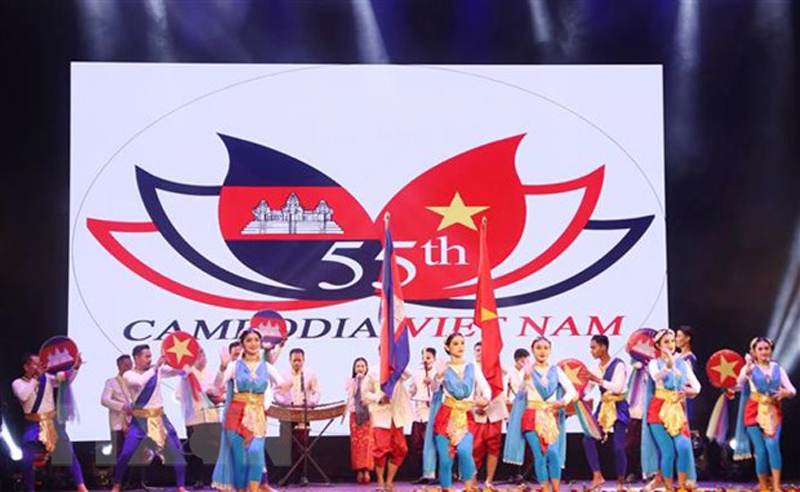 Tiết mục múa đương đại Tình hữu nghị Việt Nam-Campuchia. (Ảnh: Thu Hương/TTXVN)