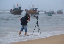 Hành trình tìm cái đẹp trong nhiếp ảnh Nghệ sĩ đang tác nghiệp.