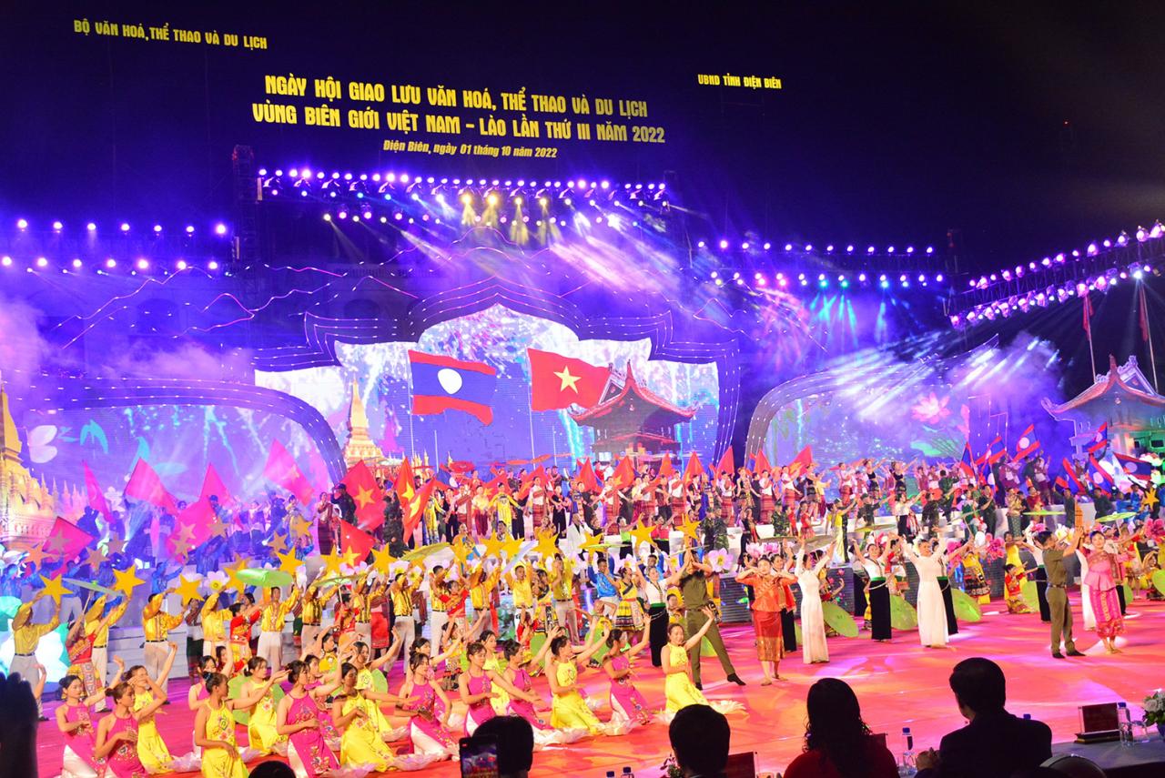 Chương trình nghệ thuật khai mạc ngày hội. 