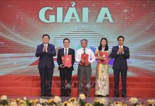 Giải thưởng Sách Quốc gia 2022: Tác phẩm ‘Hoàng Việt nhất thống dư địa chí’ đoạt giải A Đồng chí Nguyễn Trọng Nghĩa, Bí Thư Trung ương Đảng, Trưởng Ban Tuyên giáo Trung ương và Phó Thủ tướng Vũ Đức Đam trao giải A cho tác giả, nhóm tác giả đoạt giải. Ảnh: Minh Quyết/TTXVN