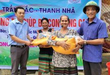 Tấm lòng người Quảng Bình hướng về quê hương Trao hàng hỗ trợ từ anh Trần Bắc cho đồng bào bản Trung Sơn