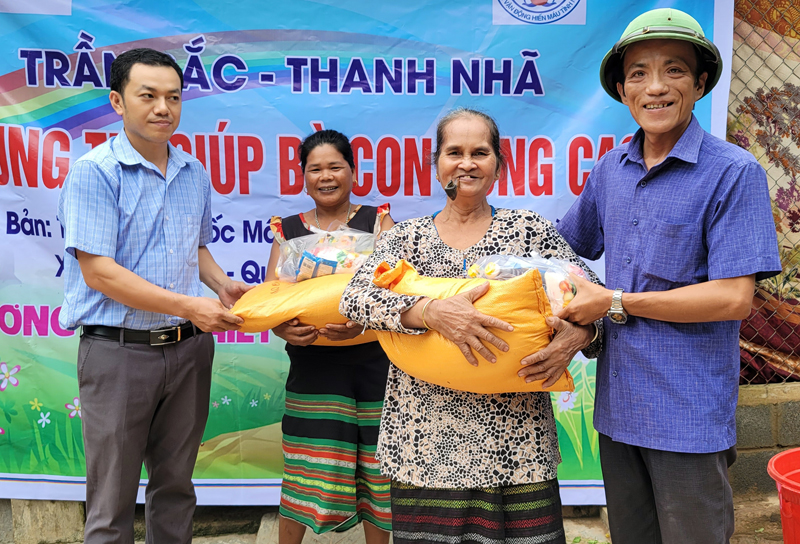 Trao hàng hỗ trợ từ anh Trần Bắc cho đồng bào bản Trung Sơn