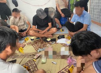 Hiện trường vụ đánh bạc tại thị trấn Đồng Lê khi lực lượng Công an huyện Tuyên Hóa bắt quả tang.
