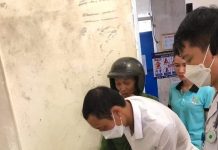 Nỗi đau của người cha nghèo Một số đoàn thể xã hội đến thăm, động viên Lợi lúc đang cấp cứu ở bệnh viện.