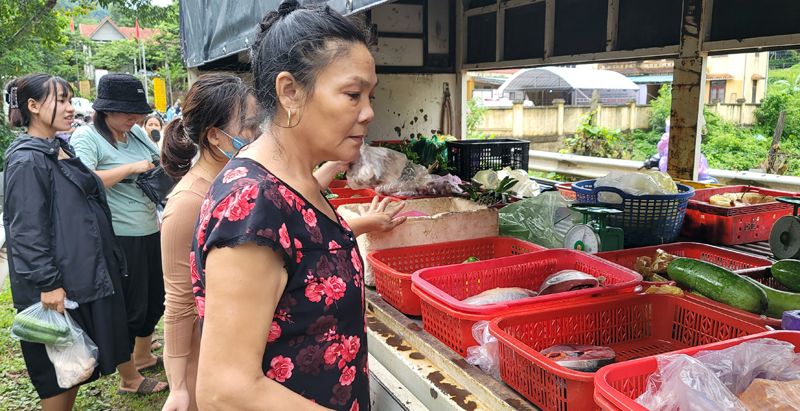 Phiên chợ xuất hiện, rất nhiều người dân trong xã theo thói quen ra mua nhu yếu phẩm, thức ăn hàng ngày.