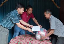 Công ty Yody trao quà hỗ trợ cho hộ nghèo, neo đơn ở huyện Minh Hóa Đoàn trao quà cho hộ neo đơn ở xã Hóa Hợp (Minh Hóa).