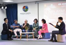 Ban Tổ chức và thành viên Ban Giám khảo thông tin về cuộc thi. Ảnh: TTXVN phát