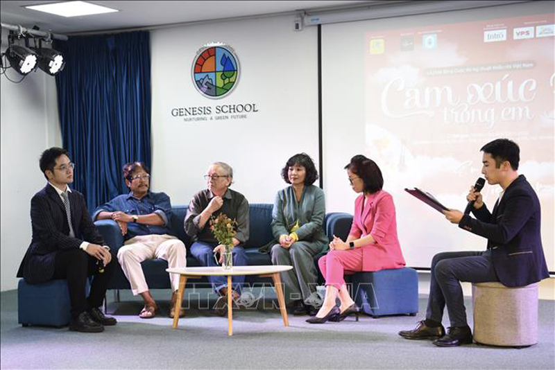 Ban Tổ chức và thành viên Ban Giám khảo thông tin về cuộc thi. Ảnh: TTXVN phát