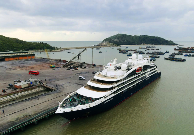 cập cảng Hòn La.