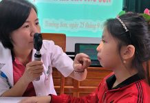 Áo trắng trên con đường thiện nguyện Bác sĩ Hoàng Vân Hạnh khám mắt cho các em học sinh Trường PTDT bán trú THCS xã Trường Sơn (Quảng Ninh).