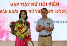 Giao lưu, gặp mặt nữ văn nghệ sỹ nhân Ngày Phụ nữ Việt Nam 20/10 Chủ tịch Hội Văn học-Nghệ thuật Quảng Bình Phan Đình Tiến tặng hoa chúc mừng hội viên nữ nhân kỷ niệm Ngày Phụ nữ Việt Nam 20/10.