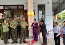 Lãnh đạo Công an tỉnh, chính quyền địa phương phường Quảng Thuận (TX. Ba Đồn), Công an TX. Ba Đồn và gia đình bà Hoàng Thị Lon (con Liệt sĩ CAND) làm lễ khánh thành, bàn giao nhà tình nghĩa.