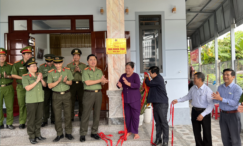Lãnh đạo Công an tỉnh, chính quyền địa phương phường Quảng Thuận (TX. Ba Đồn), Công an TX. Ba Đồn và gia đình bà Hoàng Thị Lon (con Liệt sĩ CAND) làm lễ khánh thành, bàn giao nhà tình nghĩa.