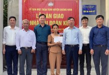 Ủy ban MTTQVN huyện Quảng Ninh trao tiền hỗ trợ làm nhà cho chị Phạm Thị Vị, thôn Lệ Kỳ 2, xã Vĩnh Ninh.