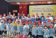 Trao học bổng cho học sinh nghèo vượt khó tại huyện Tuyên Hóa a