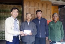 Báo Quảng Bình: Trao 5 triệu đồng hỗ trợ nhân vật trong chuyên mục “Cảnh đời” Phóng viên Báo Quảng Bình và đại diện chính quyền địa phương trao tiền hỗ trợ cho gia đình ông Nguyễn Đức Tính.