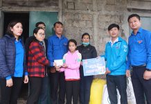 Nhân rộng mô hình “Em nuôi của Đoàn” Các chi đoàn trao quà “Em nuôi của Đoàn” cho cháu Nguyễn Thị Thảo