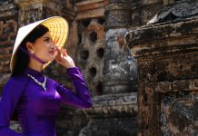 Áo dài – một bản sắc văn hóa hoàn mỹ Chiếc áo dài truyền thống của phụ nữ Việt Nam đã tạo nên một bản sắc văn hóa vô cùng hoàn mỹ. Ảnh: N.L.Sáng