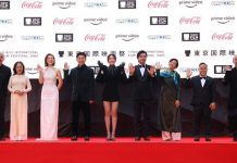 Phim chuyển thể từ truyện Nguyễn Ngọc Tư được chào đón tại LHP Tokyo Đoàn làm phim Tro tàn rực rỡ trên thảm đỏ Liên hoan phim Tokyo, đạo diễn Bùi Thạc Chuyên ở bìa trái. (Ảnh: CGV cung cấp)