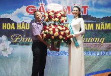 Gặp mặt Hoa hậu Biển đảo Việt Nam Đại diện lãnh đạo UBND huyện Bố Trạch tặng hoa chúc mừng Tân Hoa hậu Đinh Như Phương.