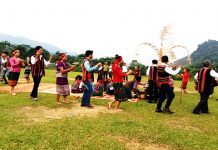 Để cơm mới thơm bản làng Đồng bào Bru-Vân Kiều đi vòng quanh cây xà nơn và bàn lễ 5 vòng thể hiện sự đoàn kết cộng đồng.