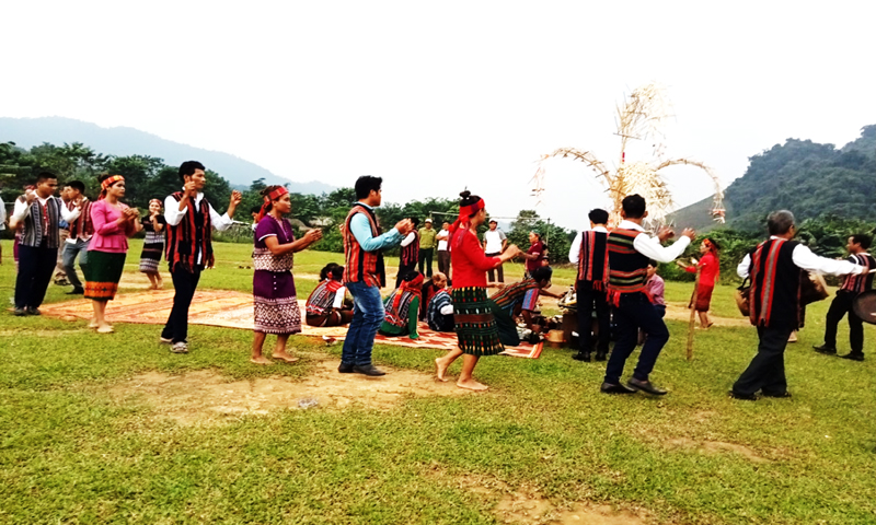 Đồng bào Bru-Vân Kiều đi vòng quanh cây xà nơn và bàn lễ 5 vòng thể hiện sự đoàn kết cộng đồng.