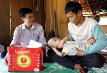 Đại diện Báo Quảng Bình hỗ trợ cho cháu Hồ Quang Khải trong chuyên mục “Cảnh đời”