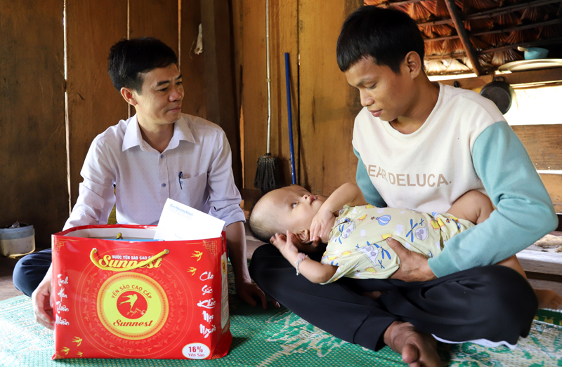 Đại diện Báo Quảng Bình hỗ trợ cho cháu Hồ Quang Khải trong chuyên mục “Cảnh đời”