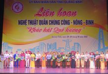 Khai mạc liên hoan nghệ thuật quần chúng Công-Nông-Binh tỉnh Quảng Bình lần thứ VI Đồng Chí Trần Hải Châu, Phó Bí Thư thường trực Tỉnh ủy tặng hoa chúc mừng các đoàn nghệ thuật quần chúng tham gia liên hoan