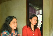 Bà Mận và con dâu tỉ mẩn bóc tách từng con sò nhỏ đãi thực khách.