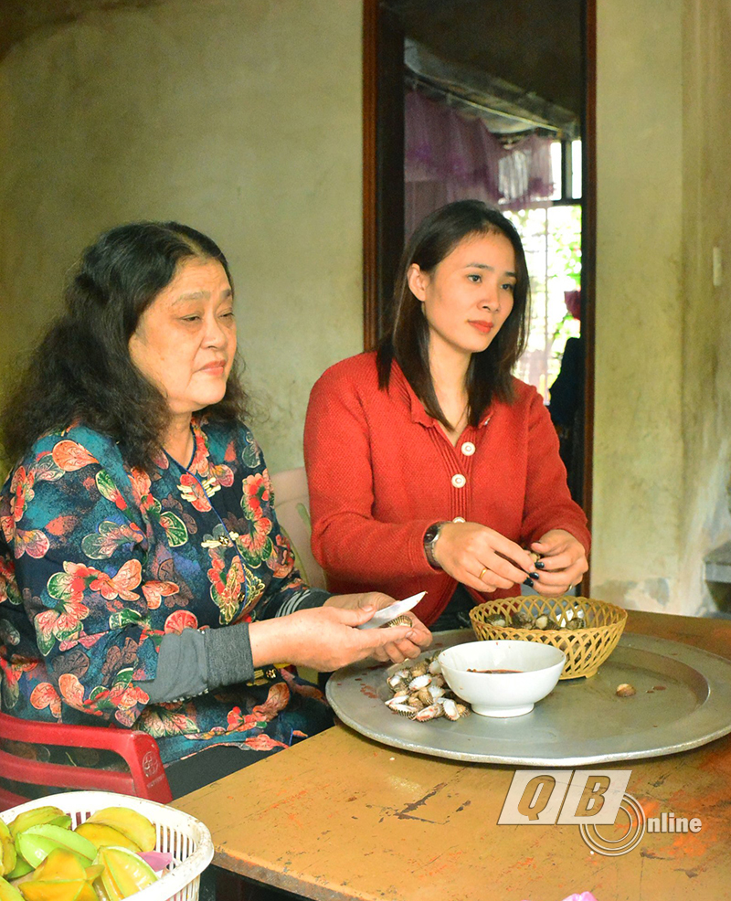 Bà Mận và con dâu tỉ mẩn bóc tách từng con sò nhỏ đãi thực khách.