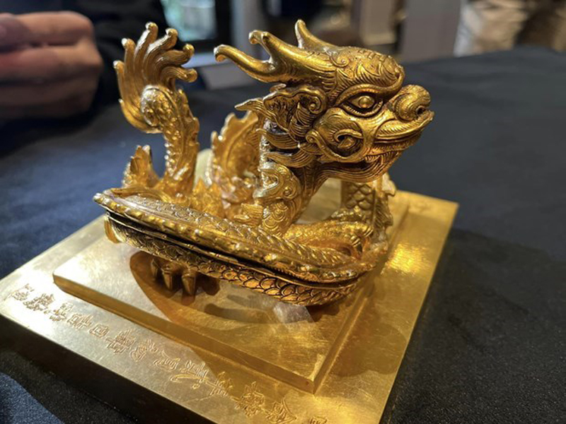 Ấn vàng được đấu giá. (Nguồn: VTV)