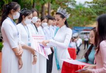 Hoa hậu Đinh Như Phương trao học bổng cho các em học sinh có hoàn cảnh khó khăn tại Trường THPT Nguyễn Trãi (Bố Trạch).