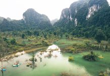 Du khách trải nghiệm chèo kayak và sup tại khu vực ngập nước Hung Trâu. Ảnh: Ngô Trần Hải An