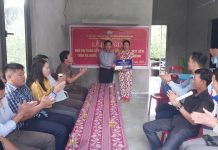 Ủy ban MTTQ huyện Minh Hóa bàn giao 50 triệu đồng cho gia đình chị Trương Thị Bích Liên xây dựng nhà  