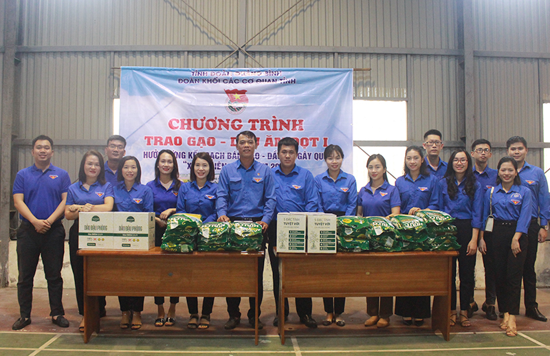 Chương trình bán gạo, dầu ăn gây quỹ tình nguyện để tổ chức chương trình “Xuân biên giới” năm 2022 được đông đảo cán bộ, đoàn viên thanh niên tham gia hưởng ứng