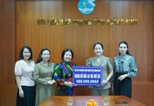 Chủ tịch Ủy Ban MTTQVN tỉnh Phạm Thị Hân cùng lãnh đạo Hội Bảo trợ bệnh nhân nghèo Quảng Bình trao tiền hỗ trợ nhận đỡ đầu 40 trẻ mồ côi có hoàn cảnh khó khăn cho Hội LHPN tỉnh.