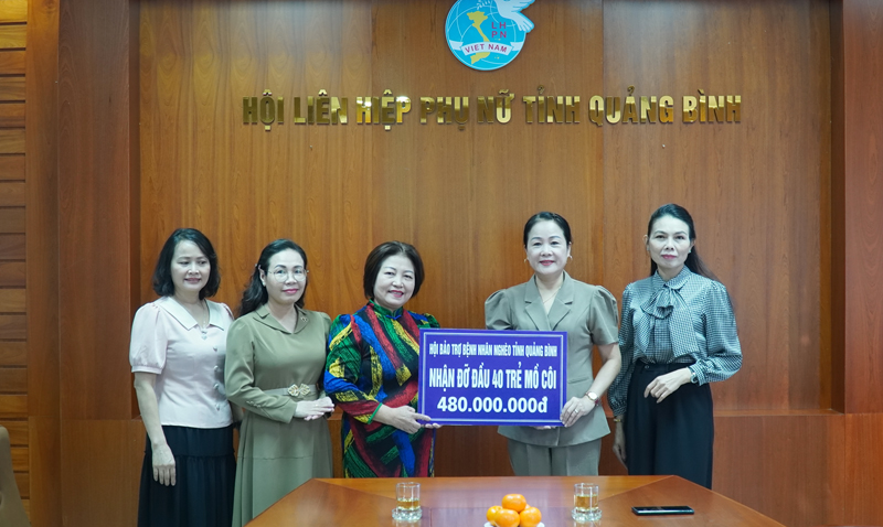 Chủ tịch Ủy Ban MTTQVN tỉnh Phạm Thị Hân cùng lãnh đạo Hội Bảo trợ bệnh nhân nghèo Quảng Bình trao tiền hỗ trợ nhận đỡ đầu 40 trẻ mồ côi có hoàn cảnh khó khăn cho Hội LHPN tỉnh.
