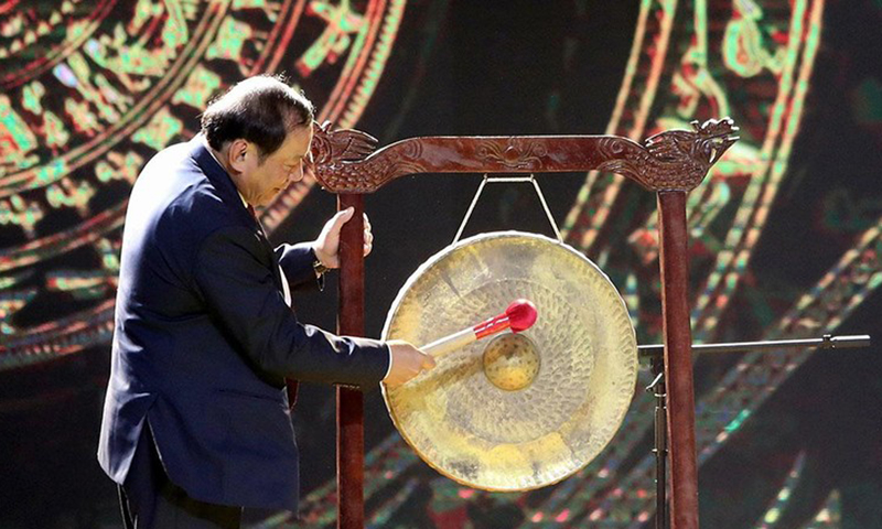 Bộ trưởng Văn hóa, Thể thao và Du lịch thực hiện nghi thức đánh cồng khai mạc Liên hoan phim. (Ảnh: KHIẾU MINH)