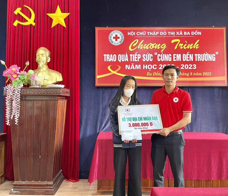 Hội CTĐ TX. Ba Đồn trao hỗ trợ địa chỉ nhân đạo.